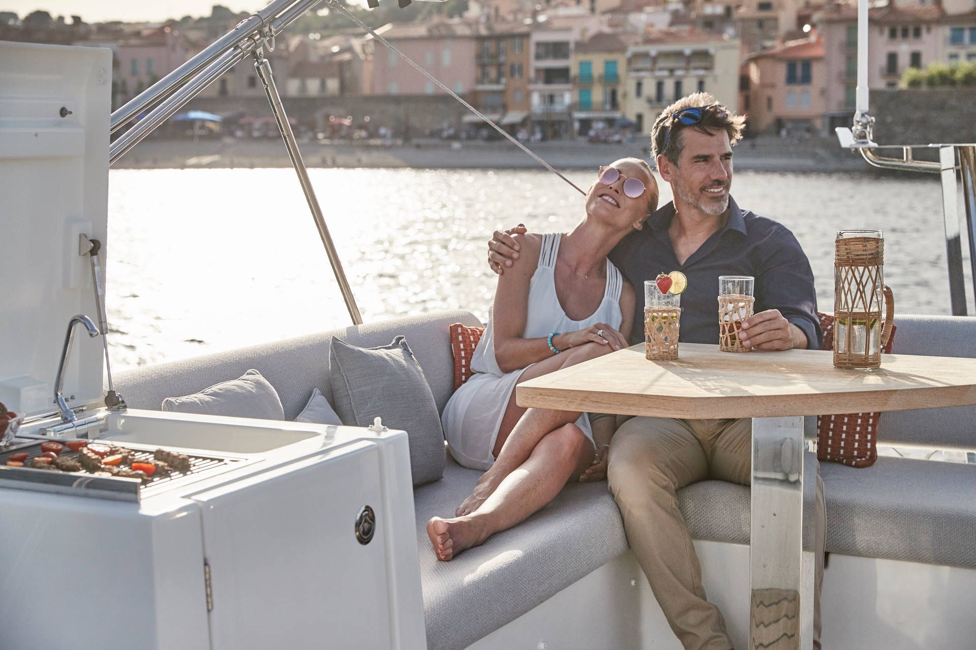 Prestige 420, koppel zit ontspannen op boot