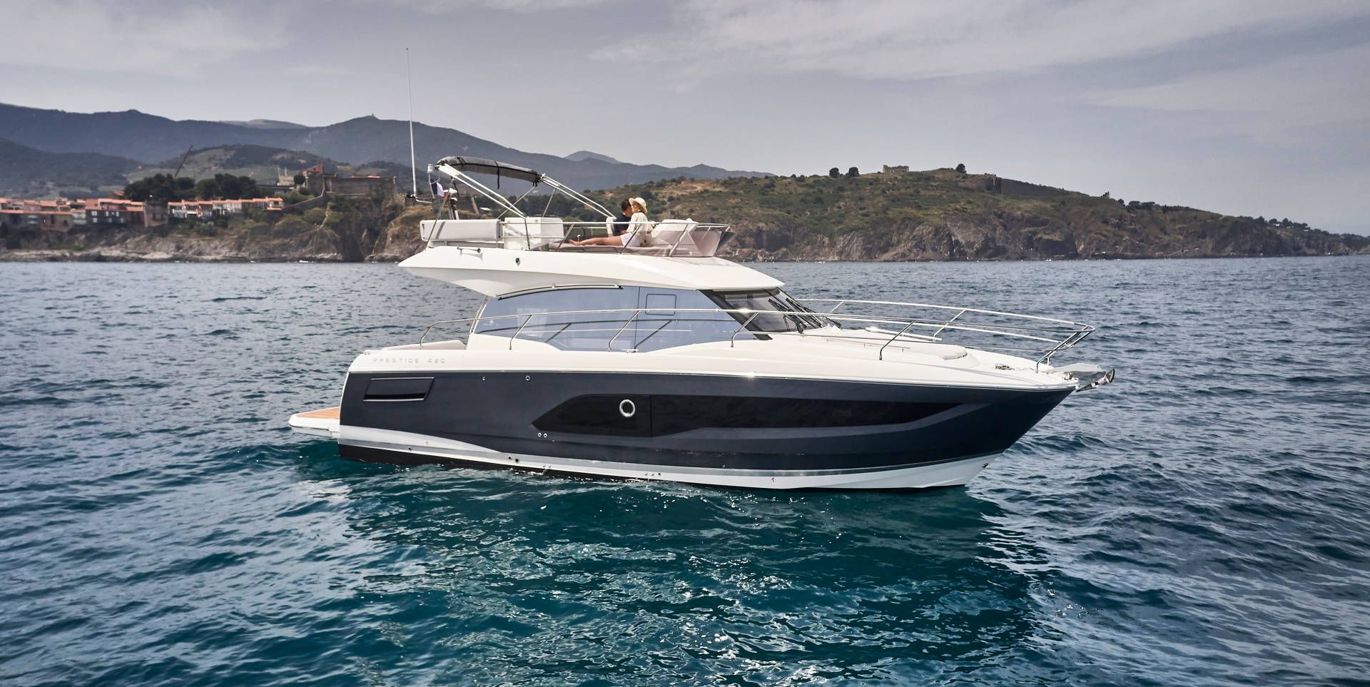 Prestige 420, motorjacht varend op zee