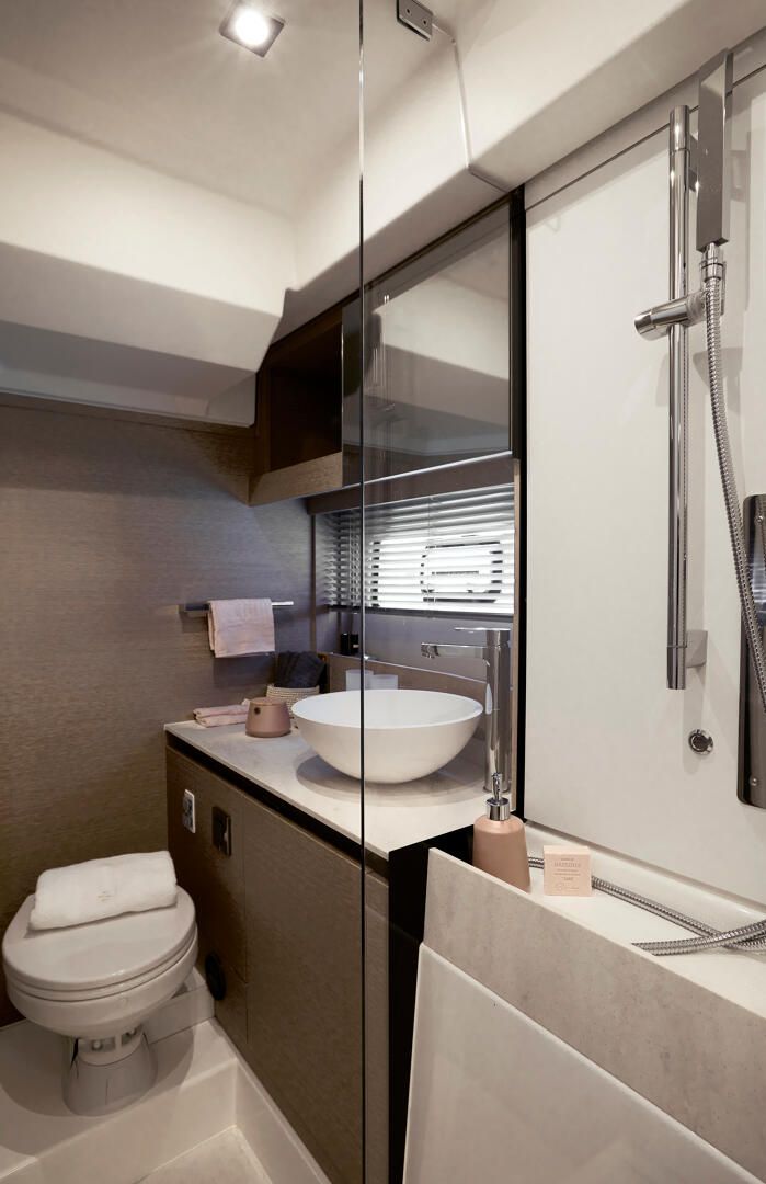Prestige 420, badkamer met wastafel en toilet
