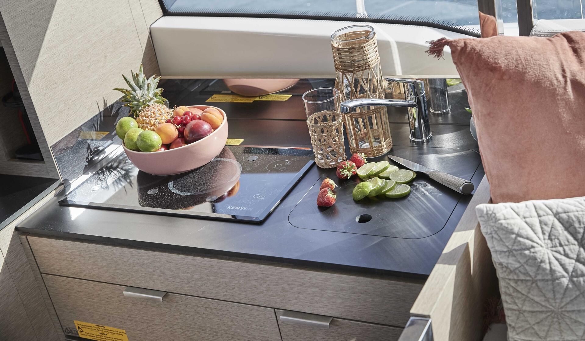 Prestige 420, keuken met fruit en kookplaat