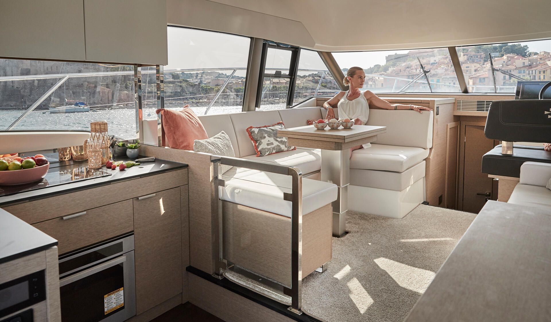 Prestige 420, salon met keuken en zitbank