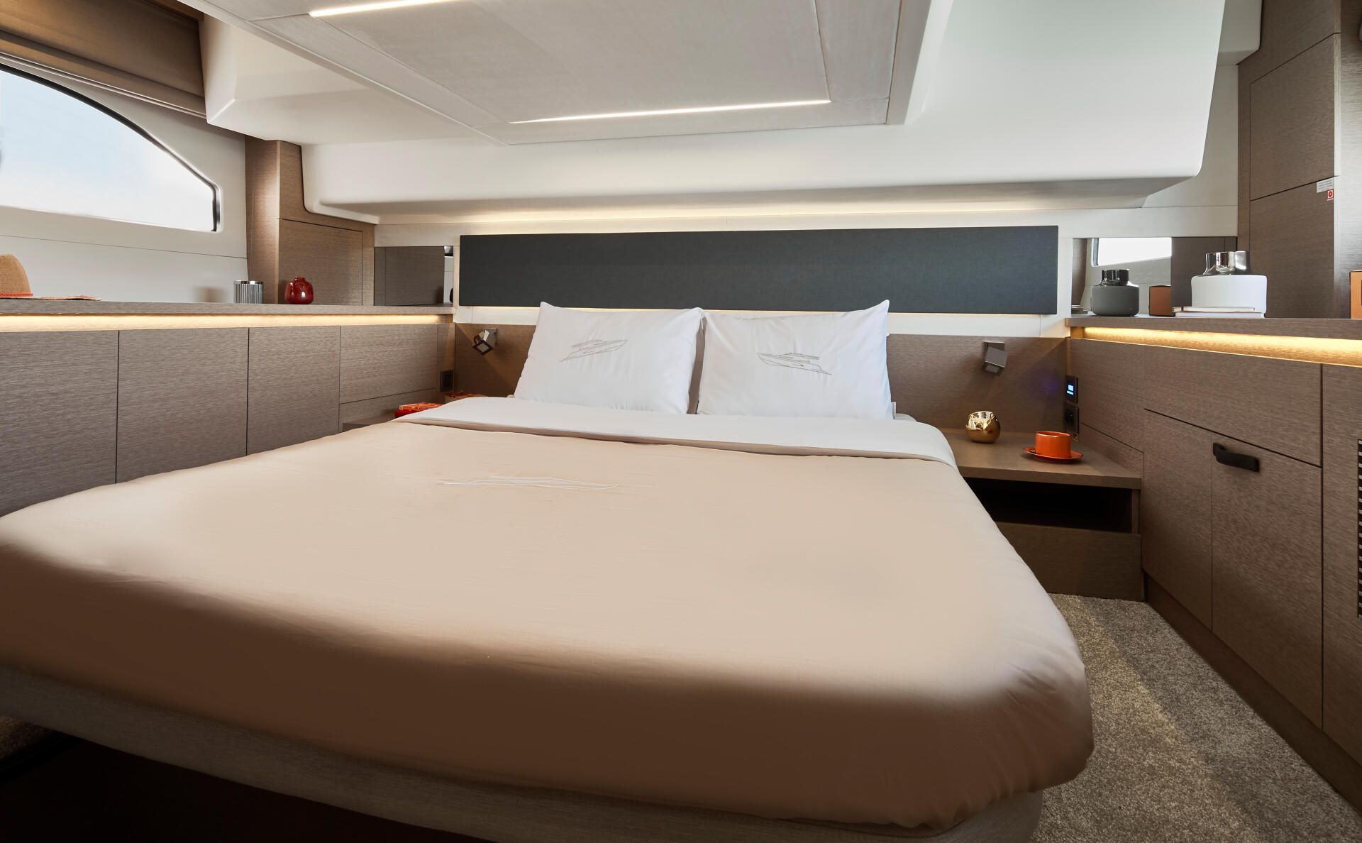 Prestige 420, slaapkamer met bed aan boord