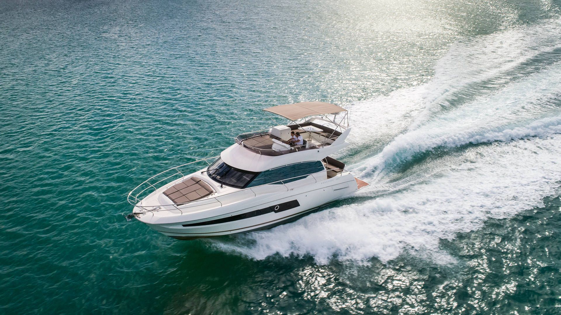 Prestige 460, boot varend op zee met kielzog
