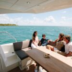Prestige 460, familie zit op achterdek boot