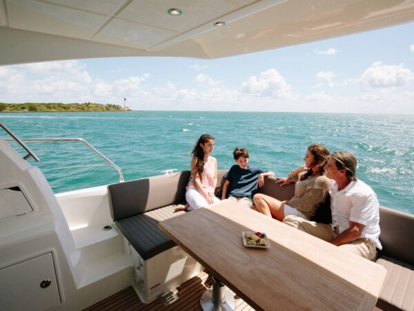 Prestige 460, familie zit op achterdek boot