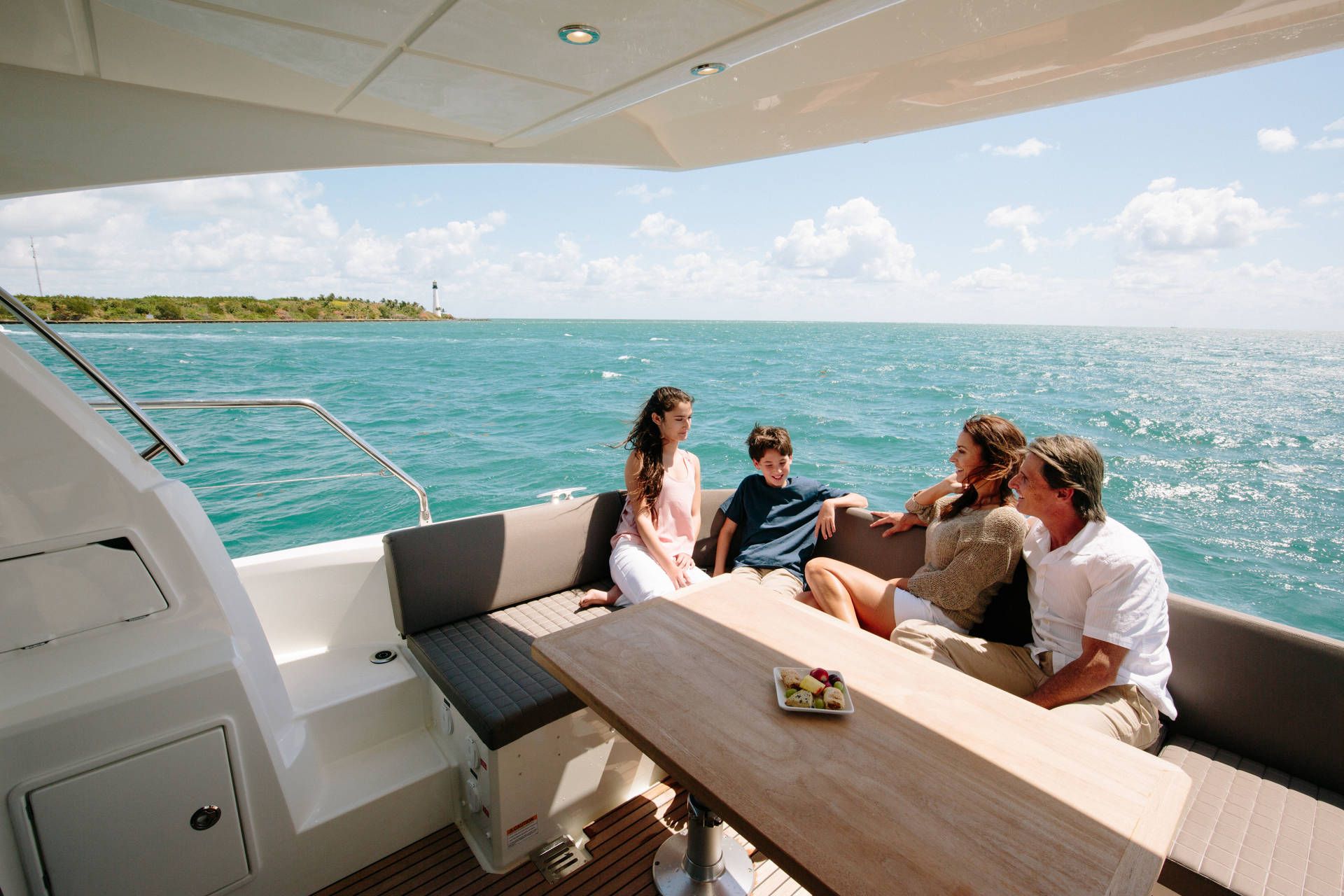 Prestige 460, familie zit op achterdek boot