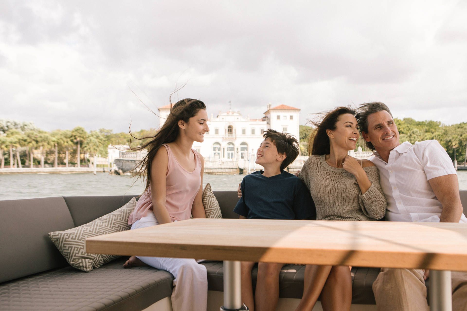 Prestige 460, familie zittend op boot