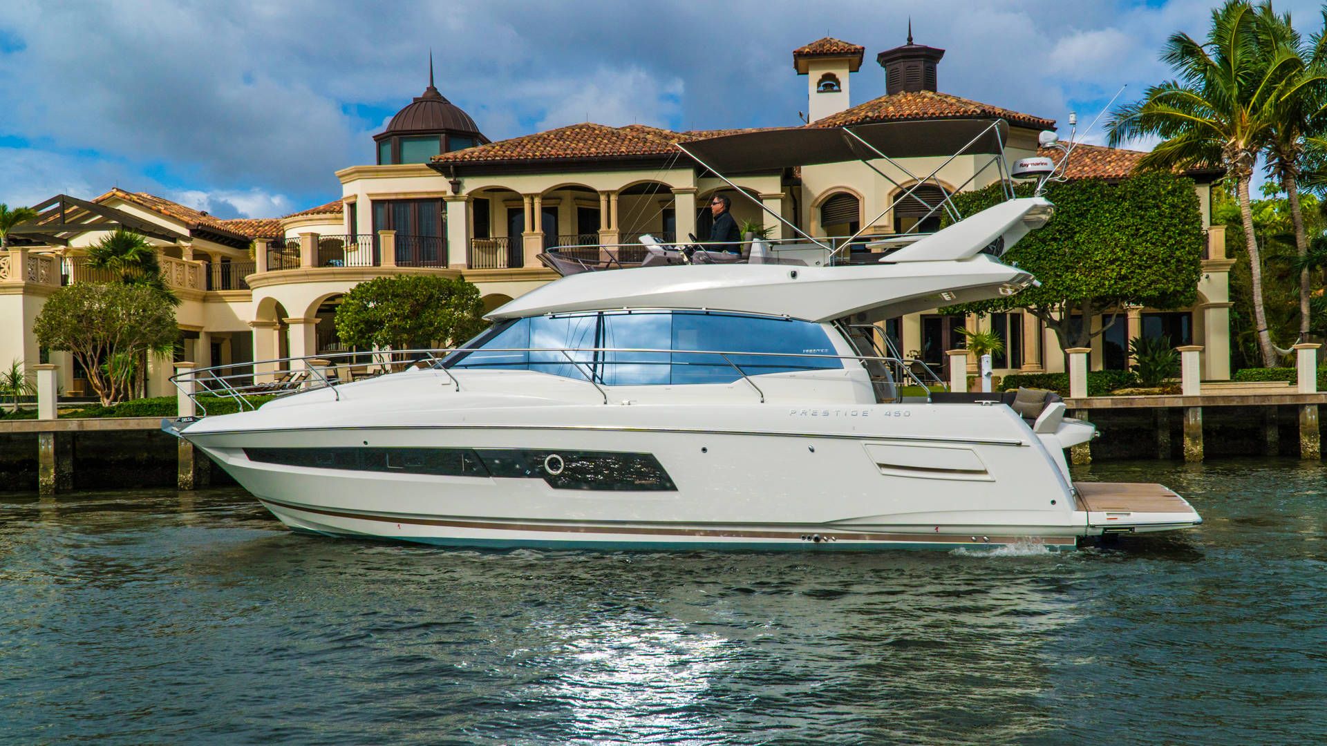 Prestige 460, jacht afgemeerd bij villa