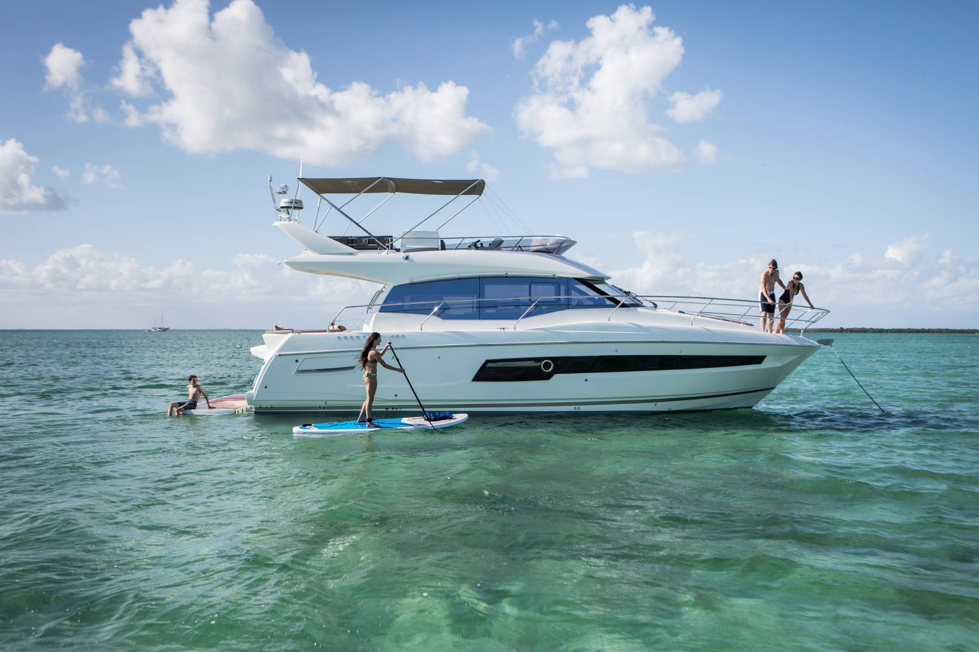 Prestige 460, jacht op zee met mensen