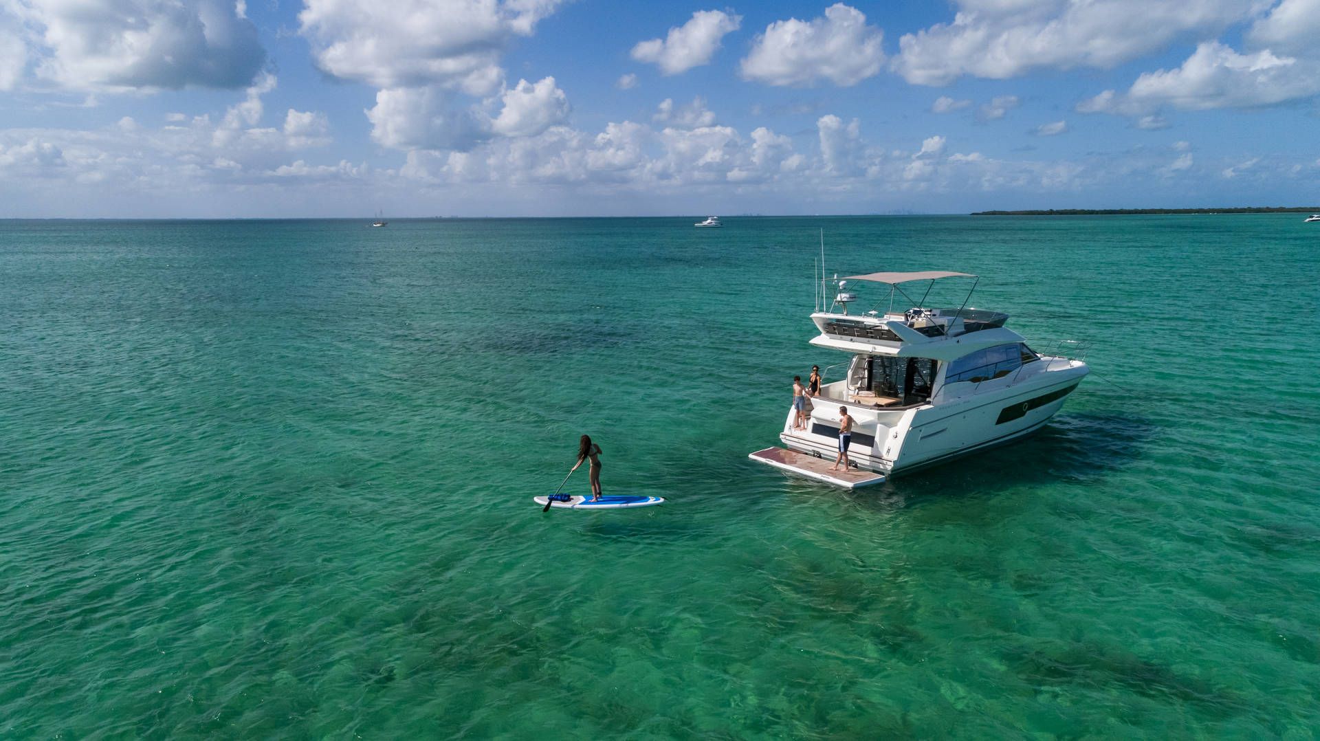 Prestige 460, jacht op zee met peddelaar
