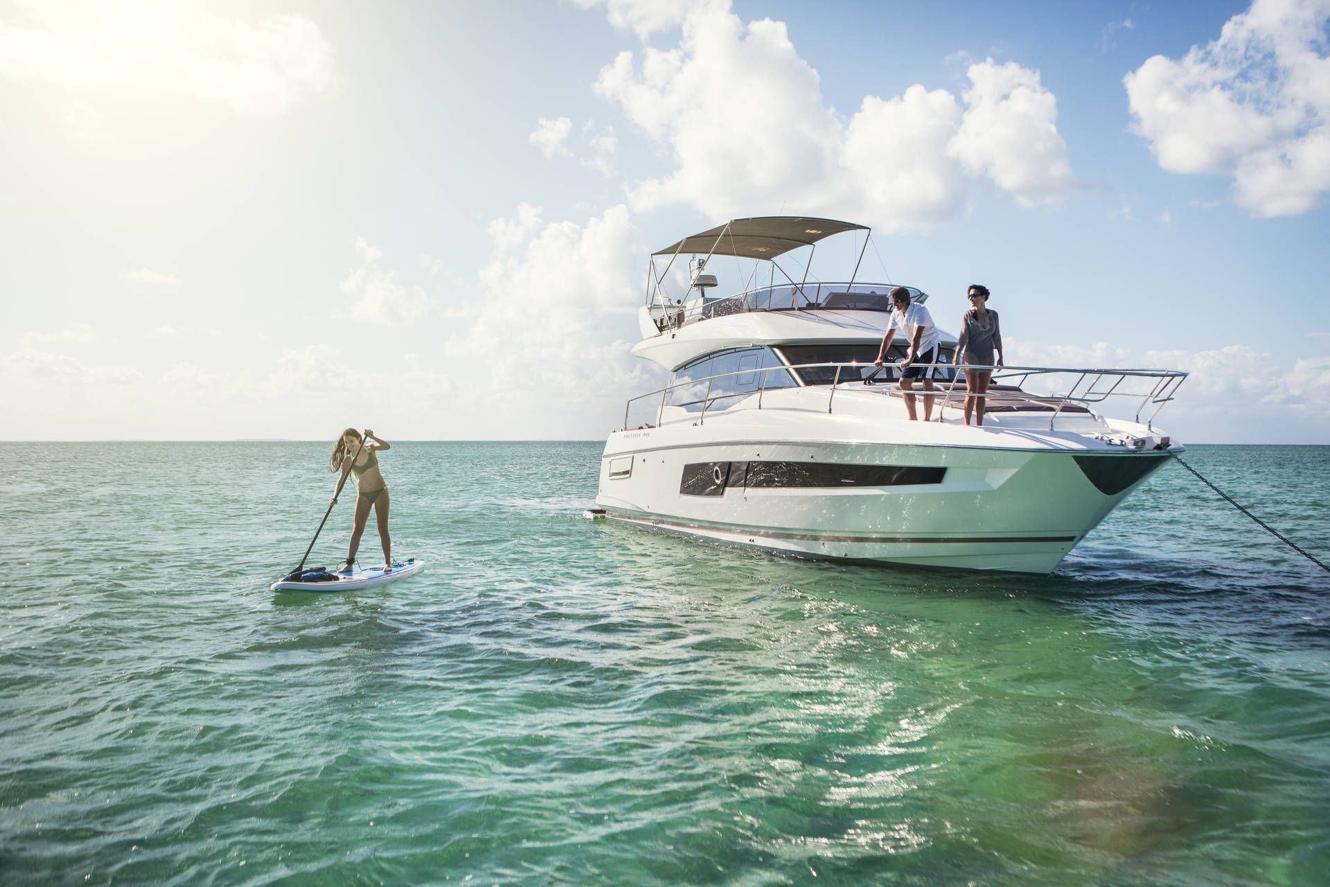 Prestige 460, jacht op zee met suppende vrouw