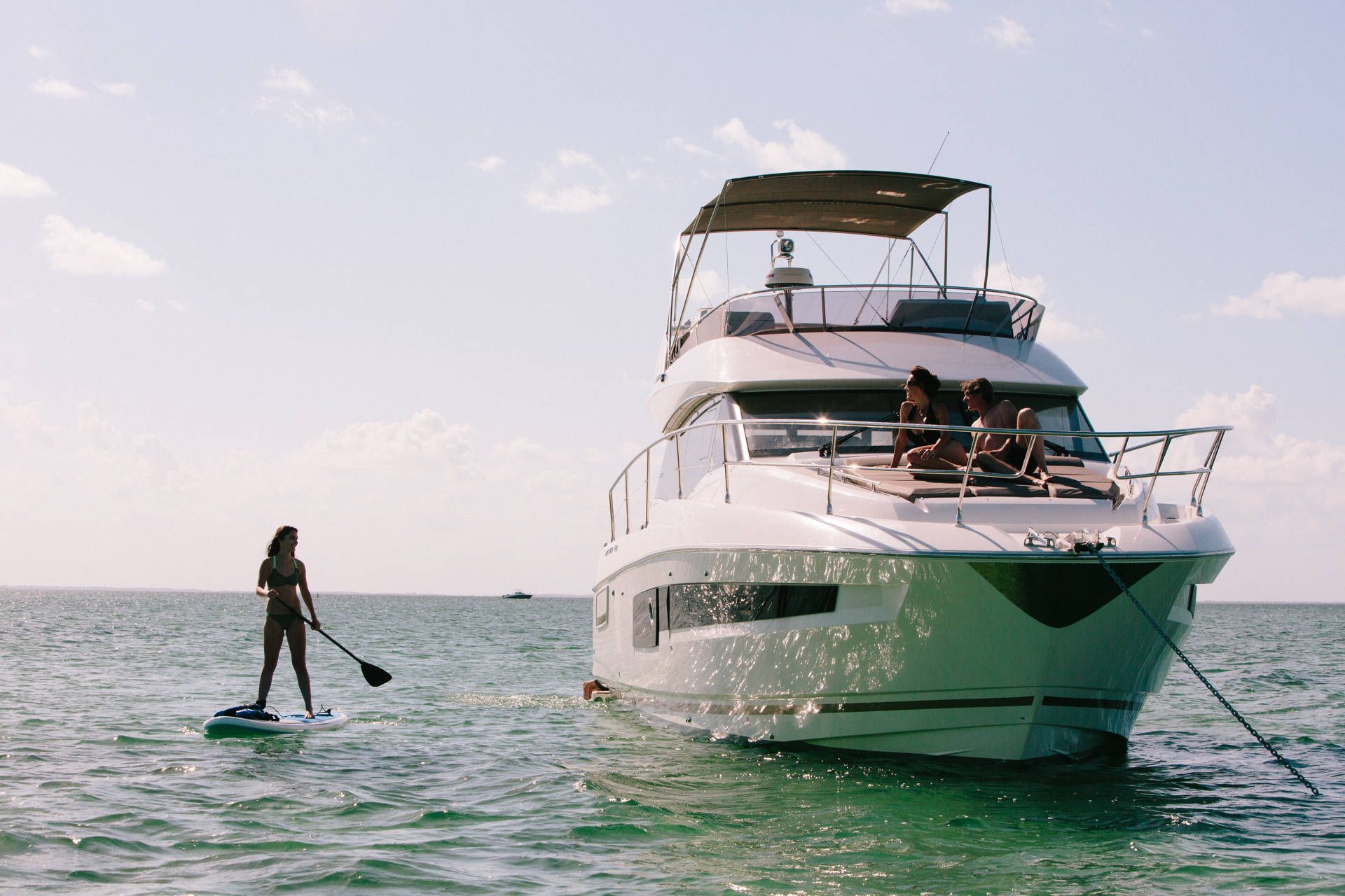 Prestige 460, jacht op zee met suppende vrouw