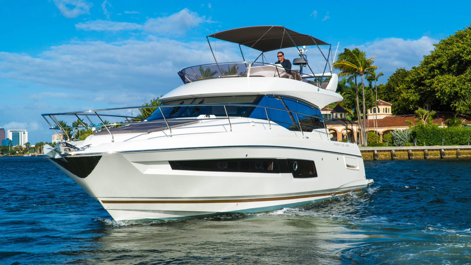Prestige 460, witte motorjacht vaart op water