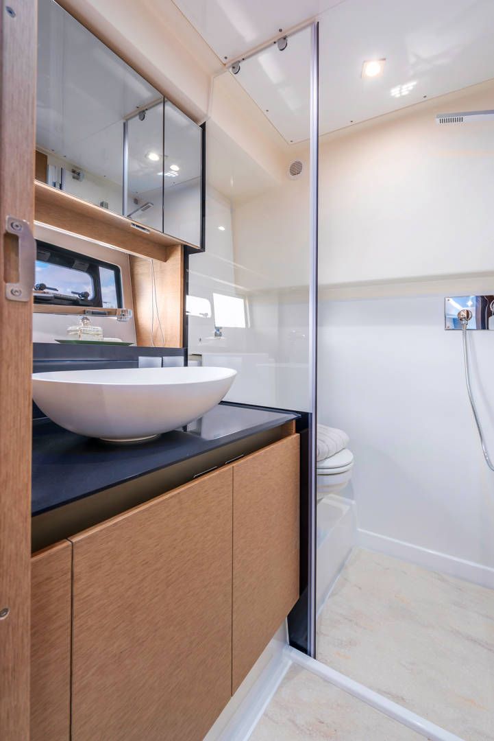 Prestige 460, badkamer met wastafel en douche