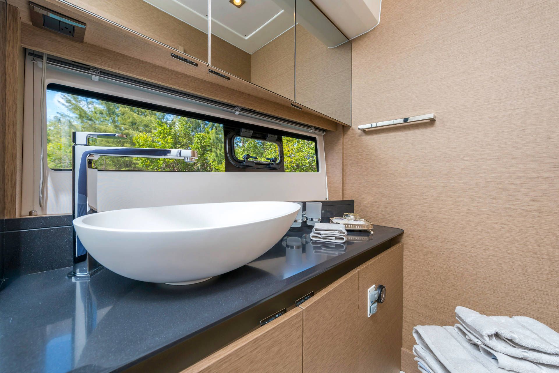 Prestige 460, badkamer met wastafel en raam