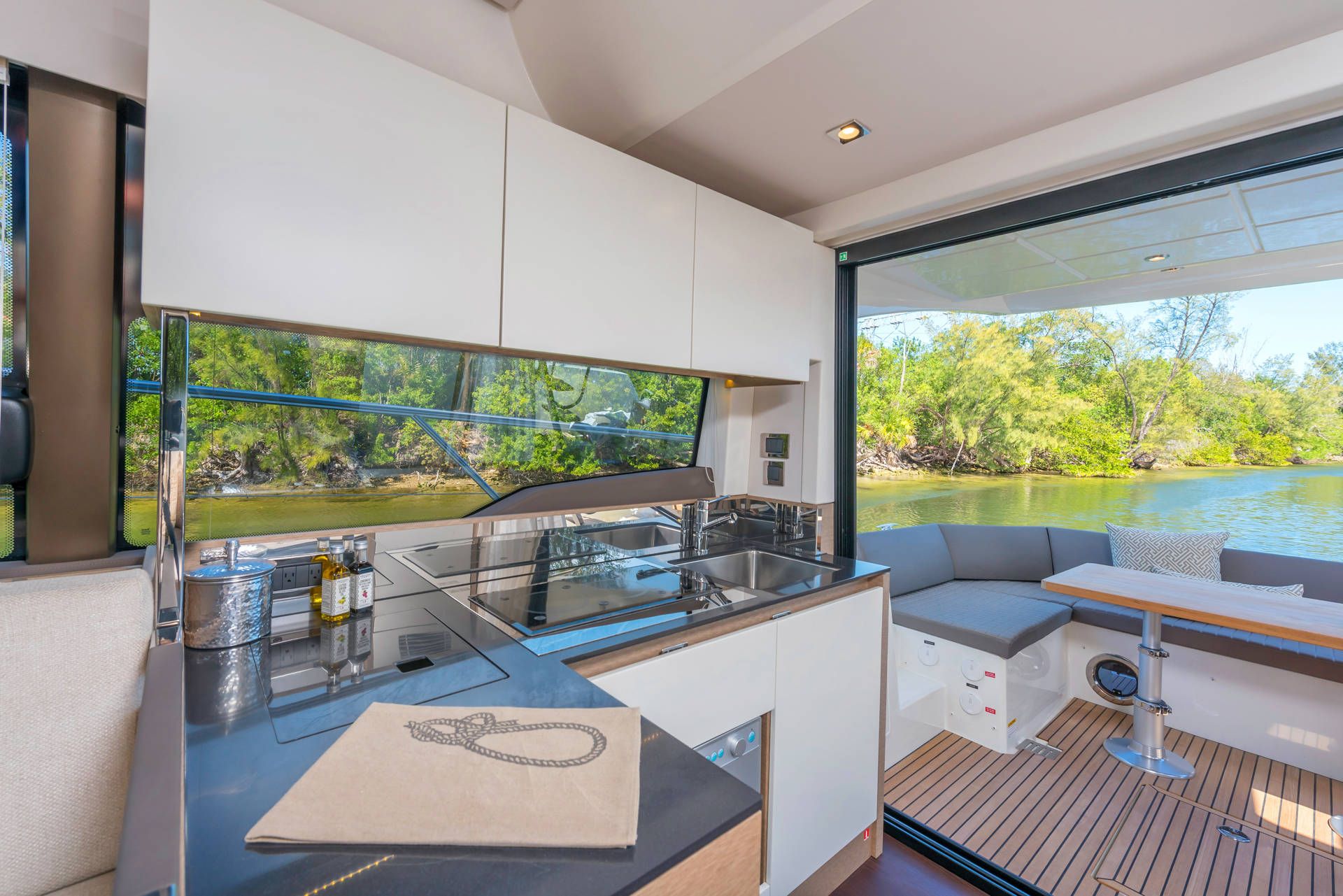 Prestige 460, keuken met uitzicht op water