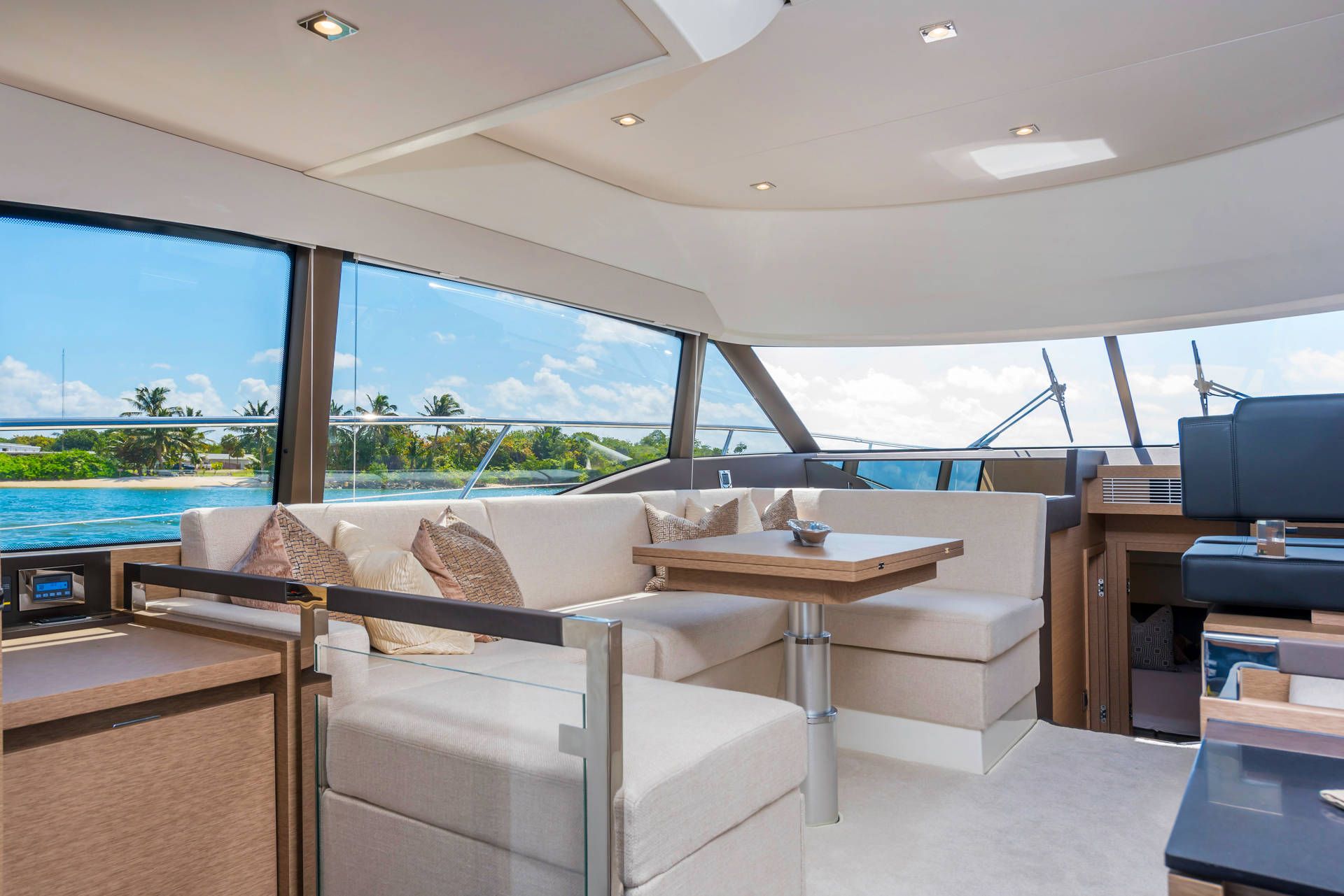 Prestige 460, lounge zithoek met tafel