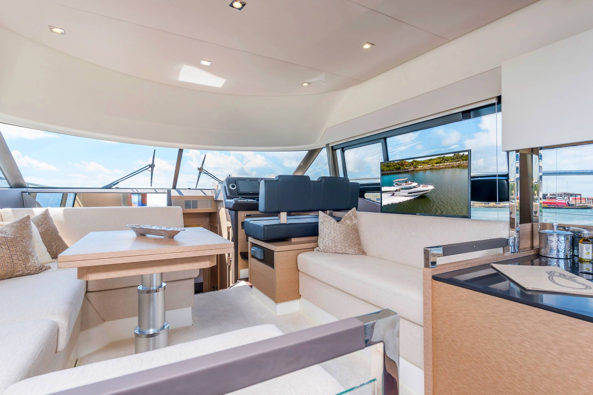 Prestige 460, salon met zitbank en tafel