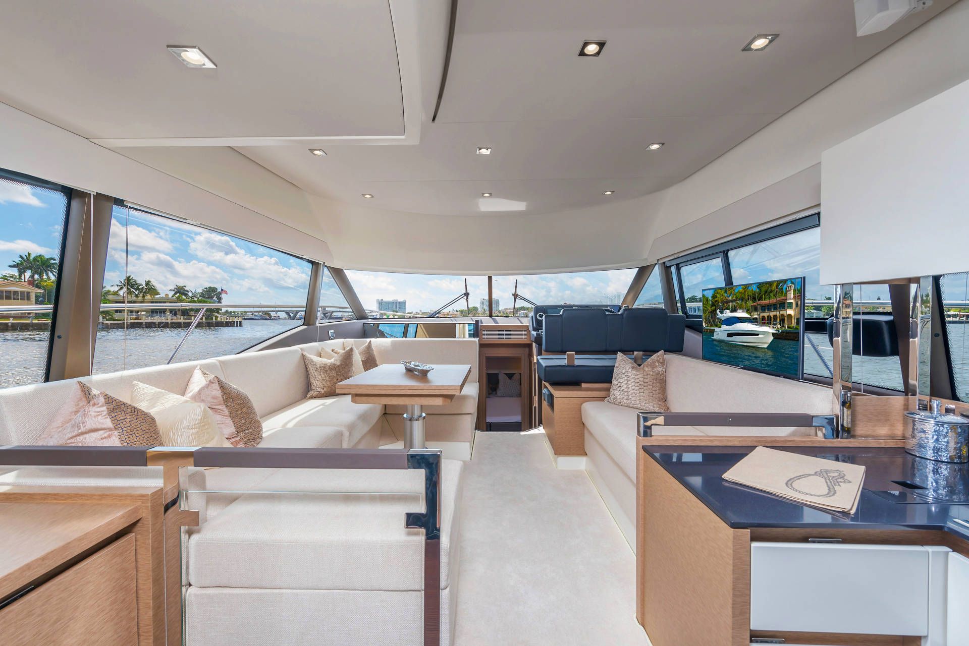 Prestige 460, salon met zithoek en tv