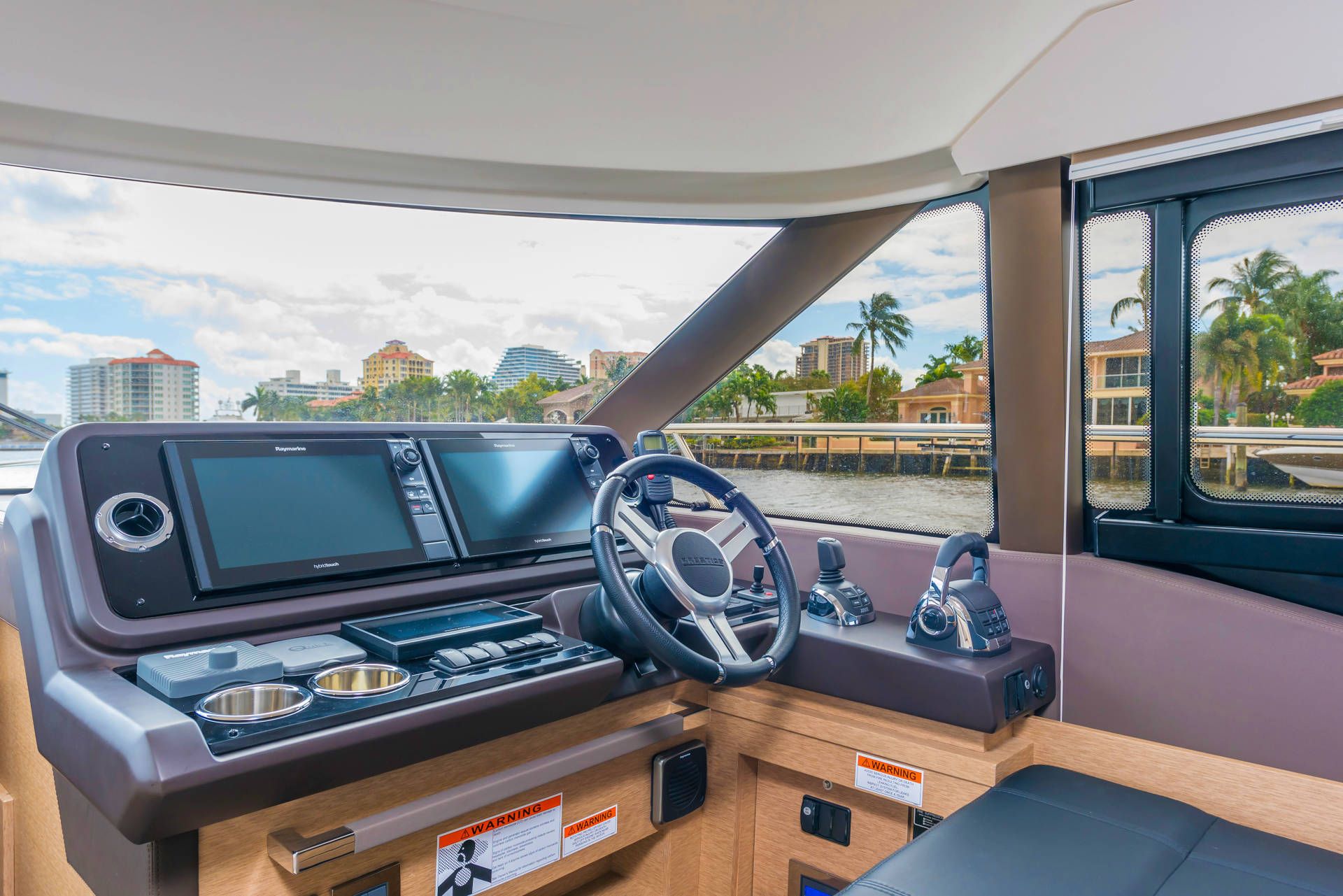 Prestige 460, stuurstand met navigatieschermen en stuurwiel