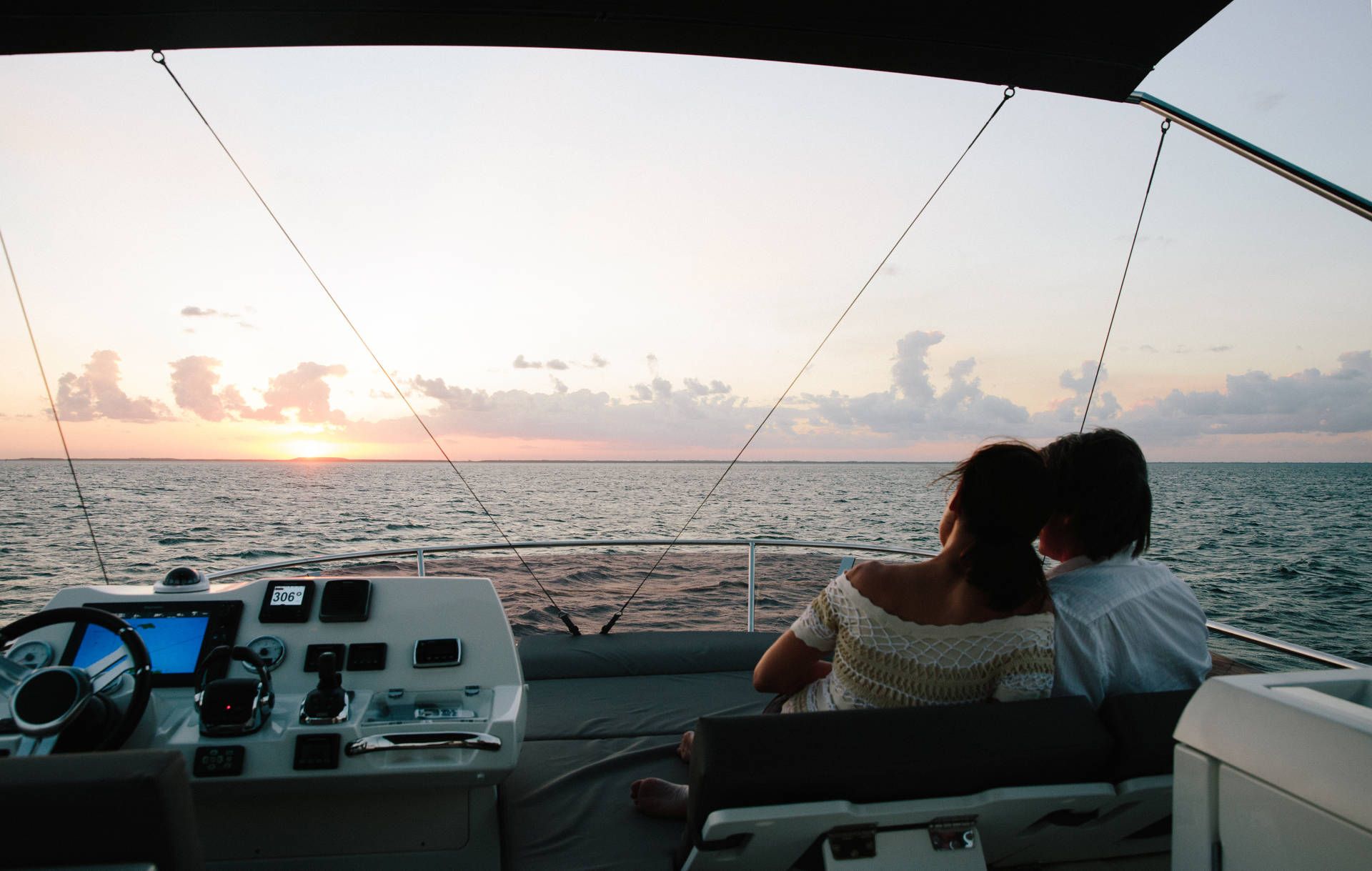 Prestige 460, stuurstand met uitzicht zonsondergang