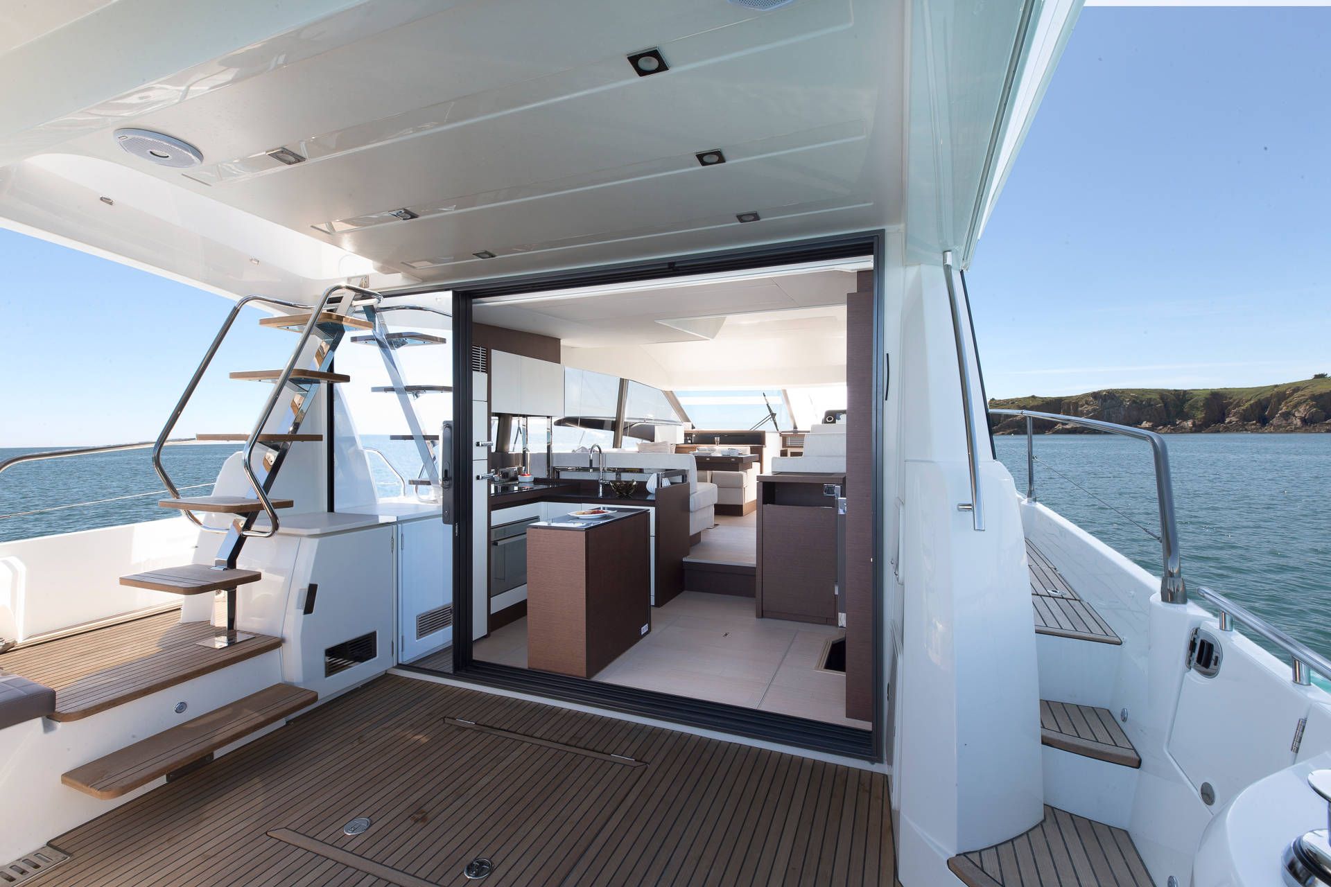 Prestige 520, achterdek met uitzicht op keuken