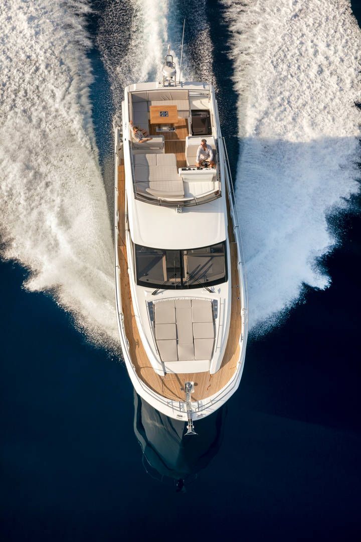 Prestige 520, boot varend op zee vanuit vogelperspectief