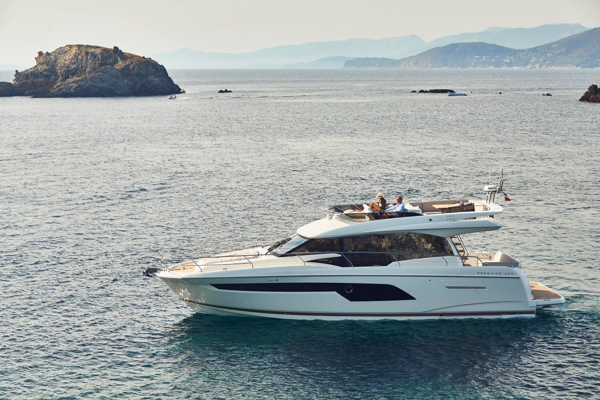 Prestige 520, jacht varend op zee bij kust