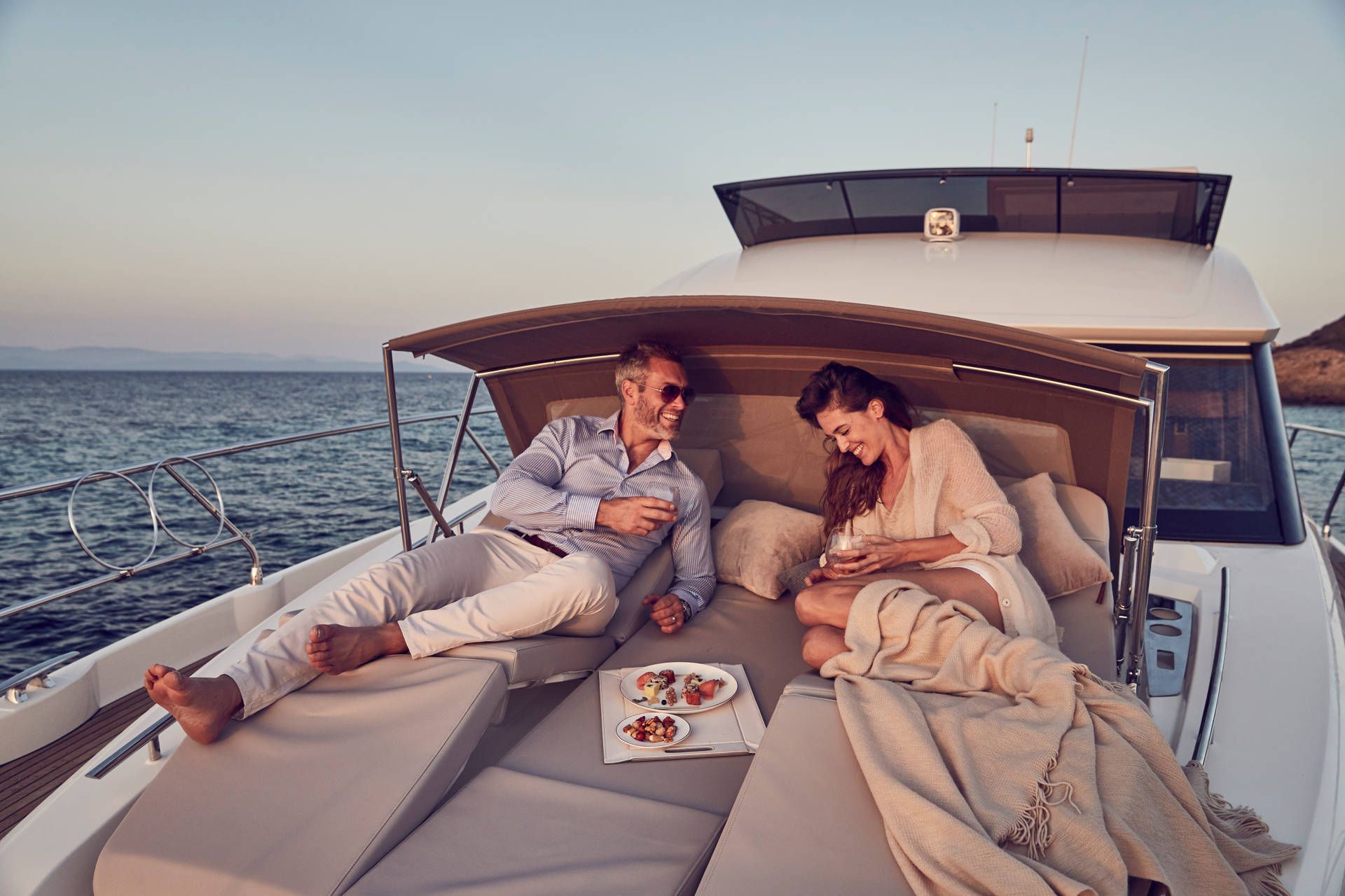 Prestige 520, koppel relaxt op zitbank boot