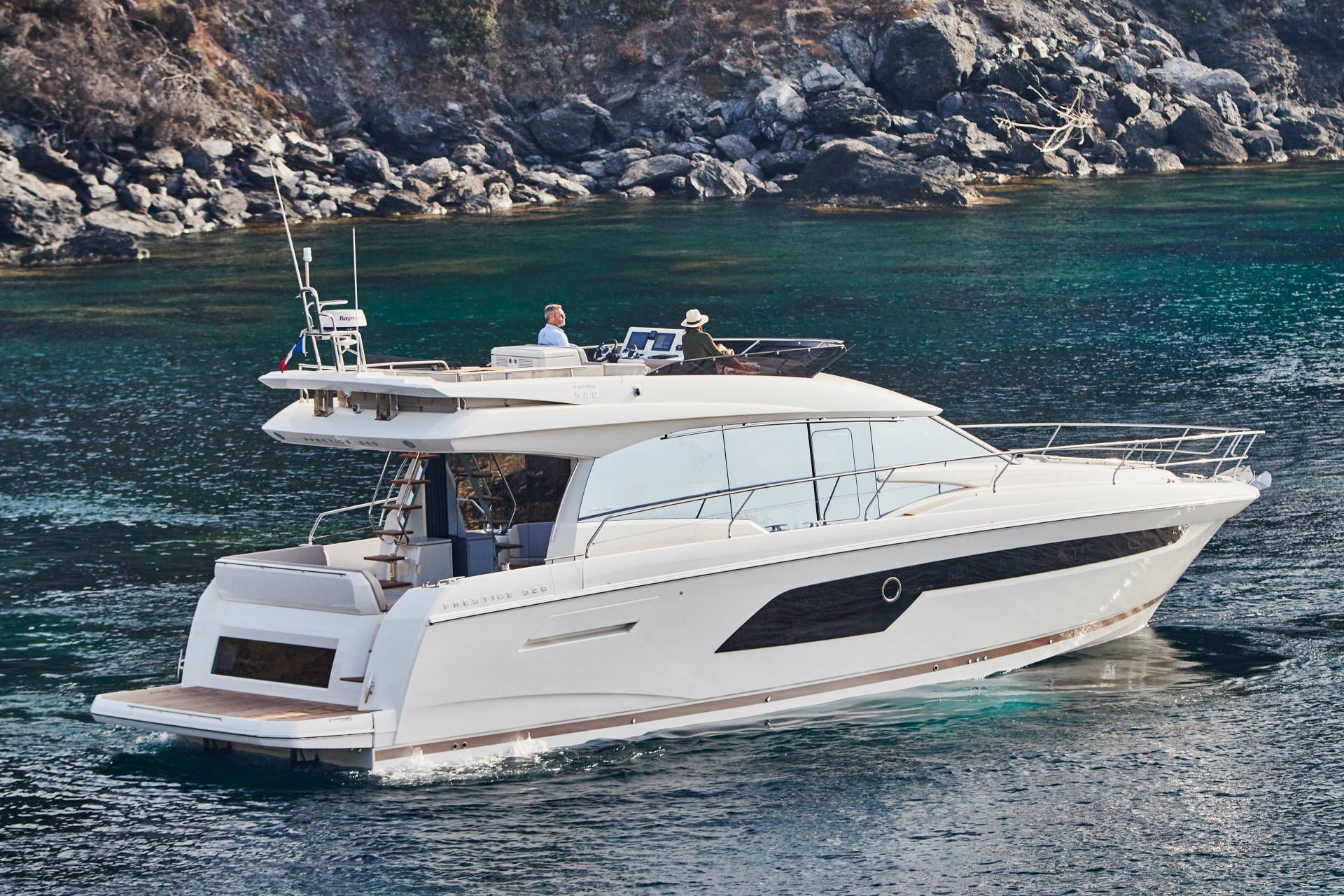 Prestige 520, motorjacht vaart bij rotsachtige kust