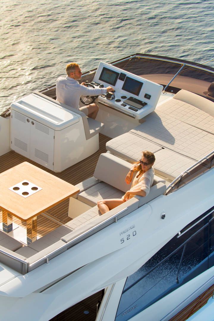 Prestige 520, stuurstand en zitbank op dek