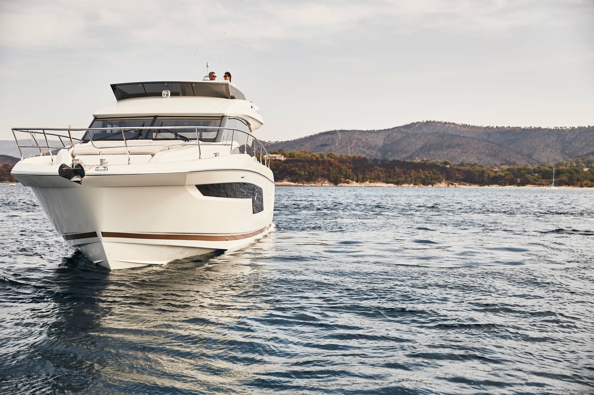 Prestige 520, witte jacht vaart op zee
