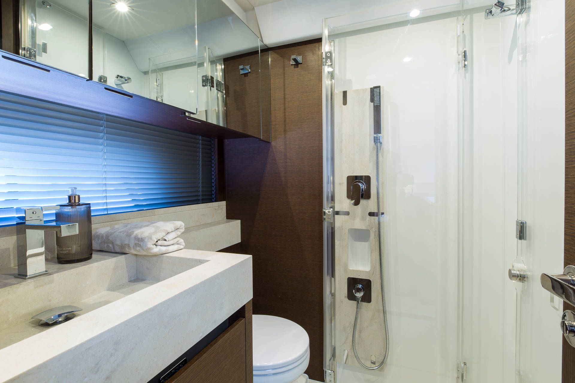 Prestige 520, badkamer met wastafel en douche