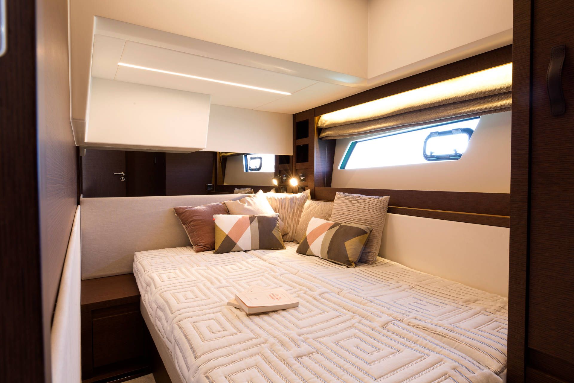 Prestige 520, kajuit met bed en kussens