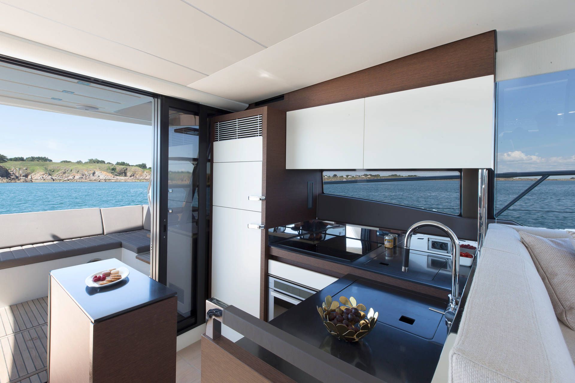 Prestige 520, keuken met uitzicht op zee