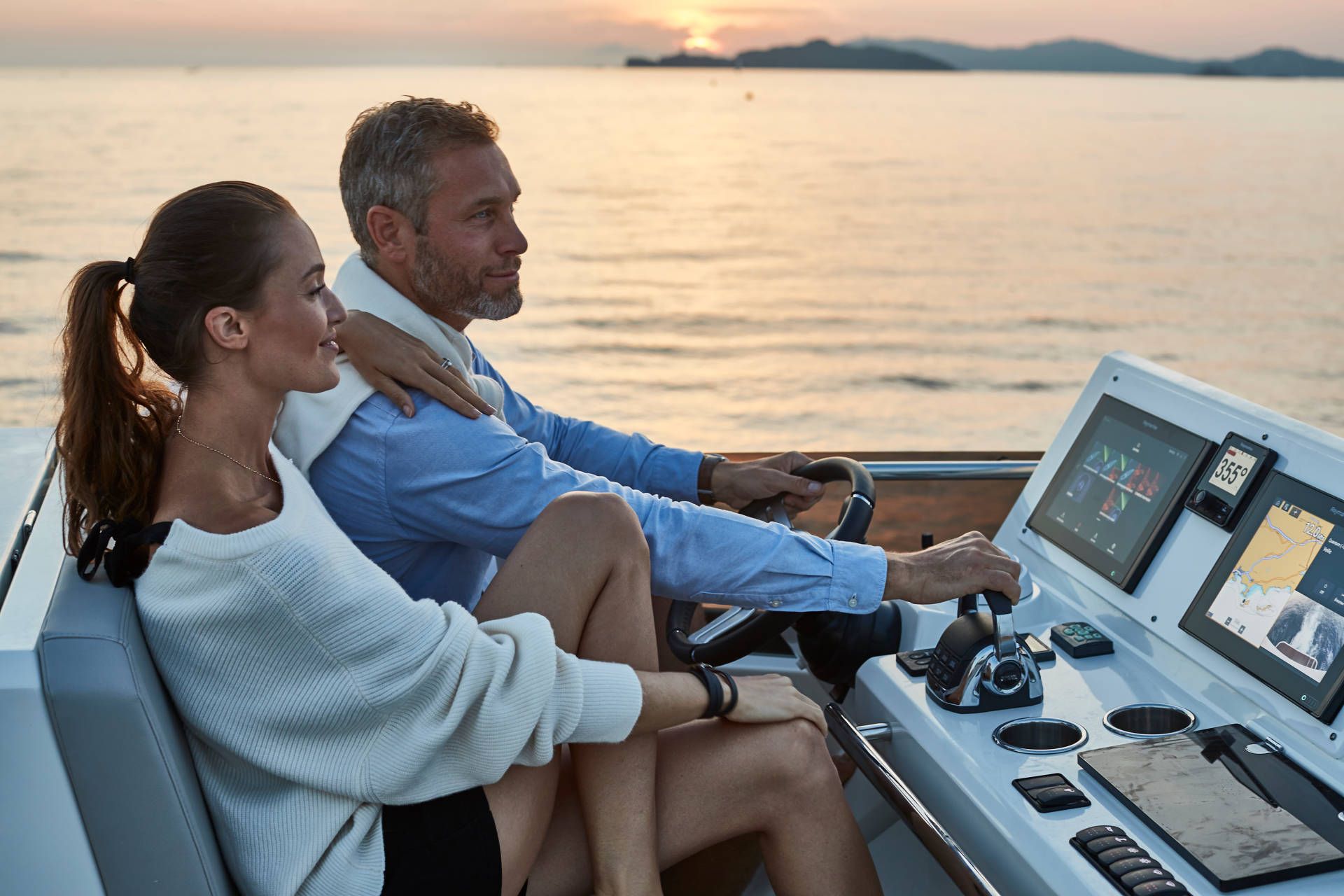 Prestige 520, stel bij stuurstand zonsondergang