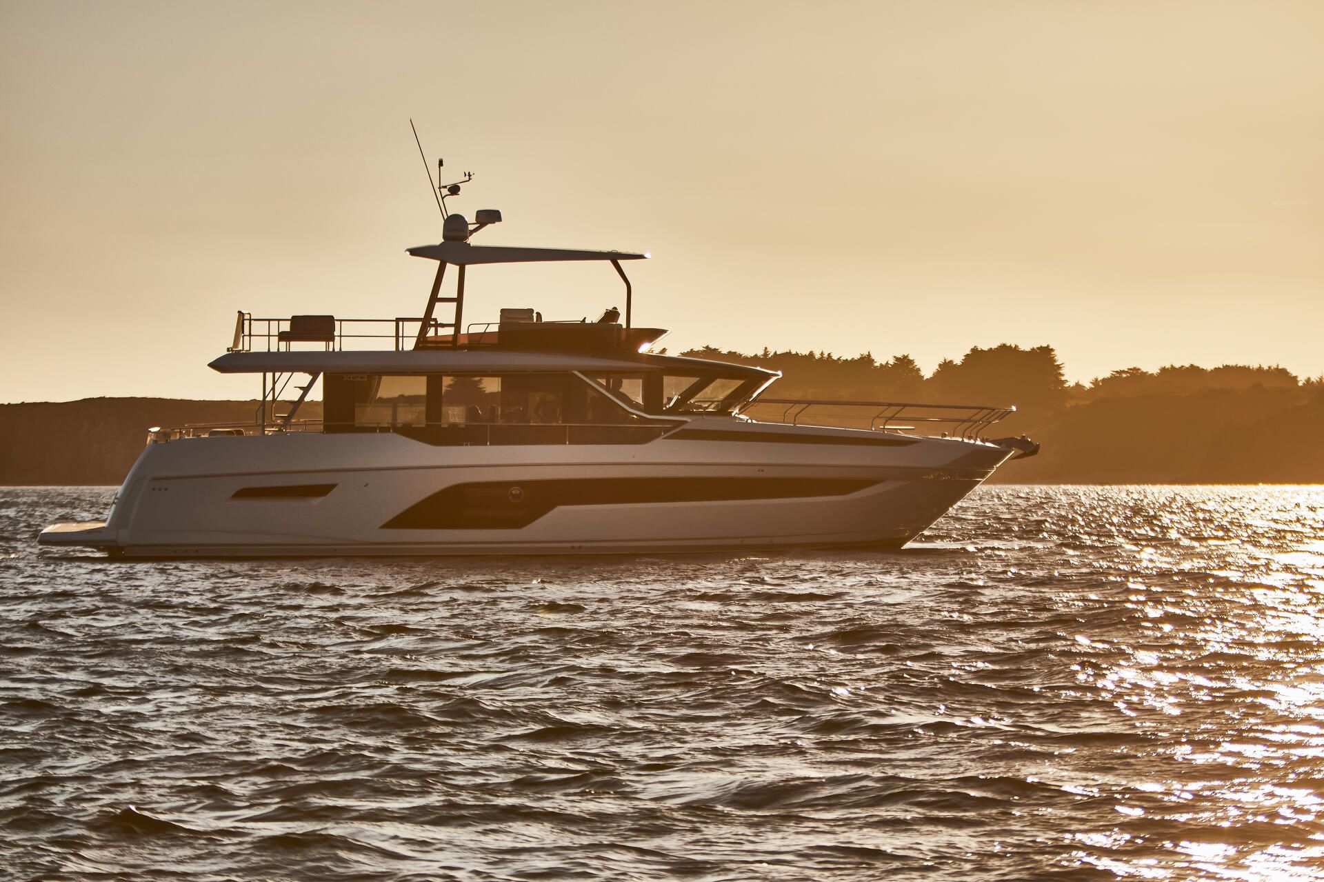 Prestige X60, jacht op zee bij zonsondergang