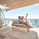Prestige X60, koppel neemt selfie op achterdek