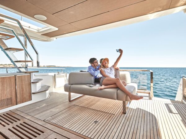 Prestige X60, koppel neemt selfie op achterdek
