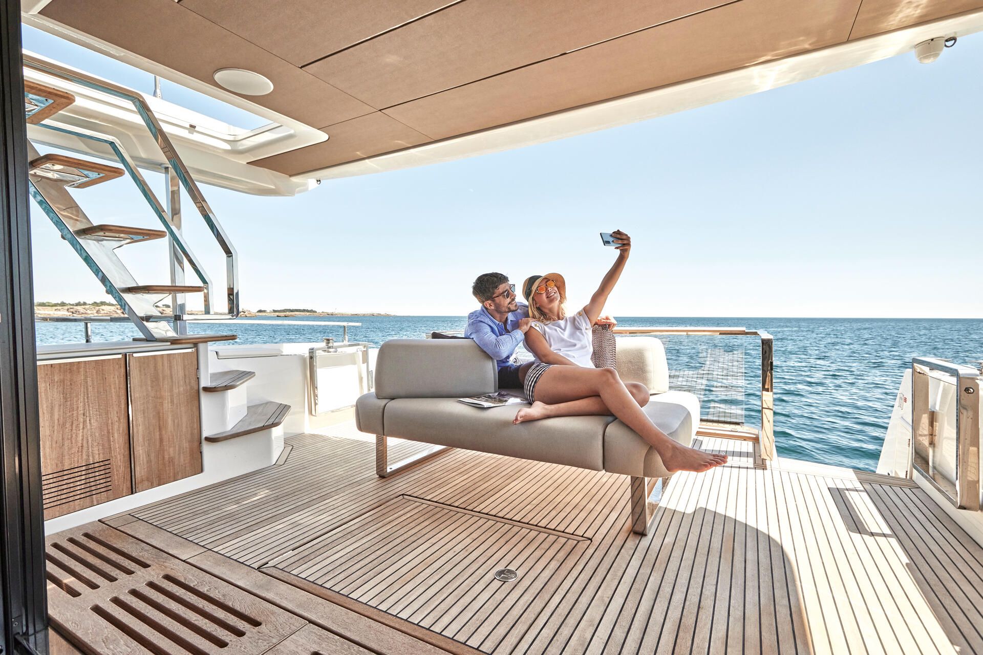 Prestige X60, koppel neemt selfie op achterdek