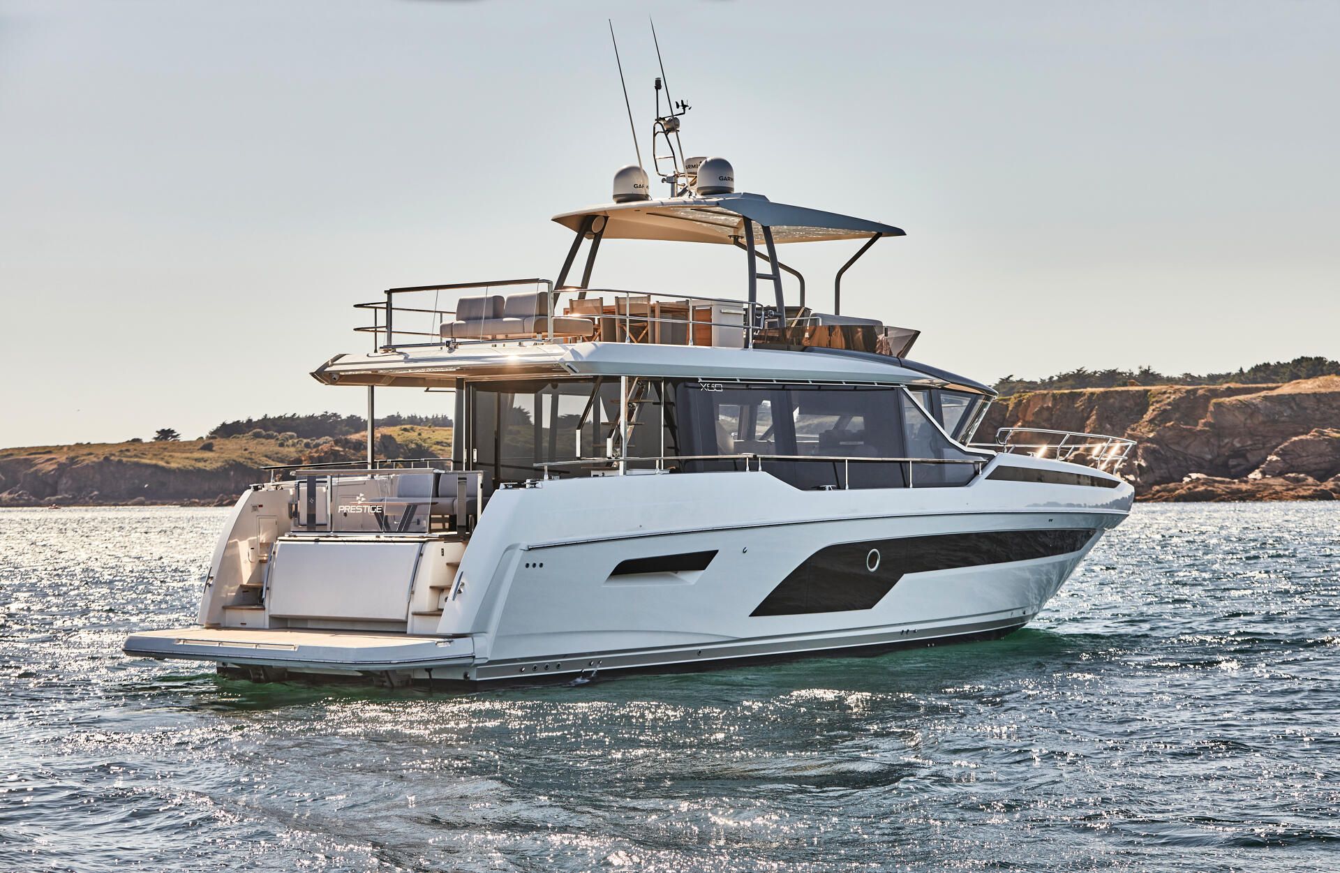 Prestige X60, motorjacht varend op zee