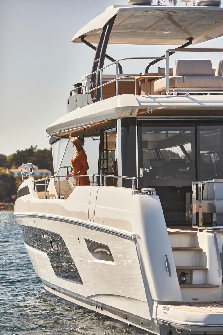 Prestige X60, vrouw op boot dek