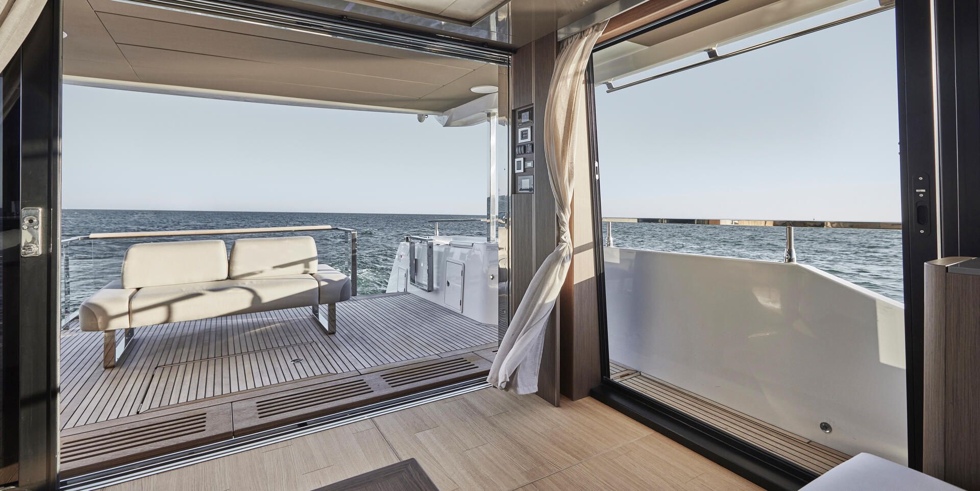 Prestige X60, achterdek met zitbank en zee uitzicht