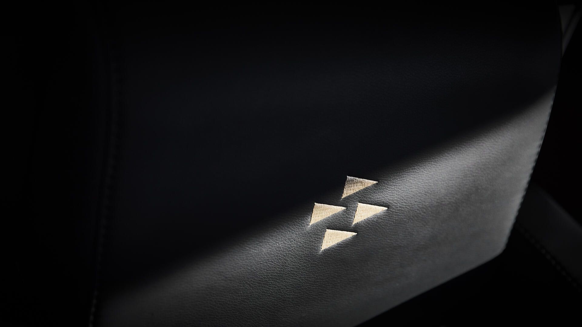 Prestige X60, logo stiksel op leder