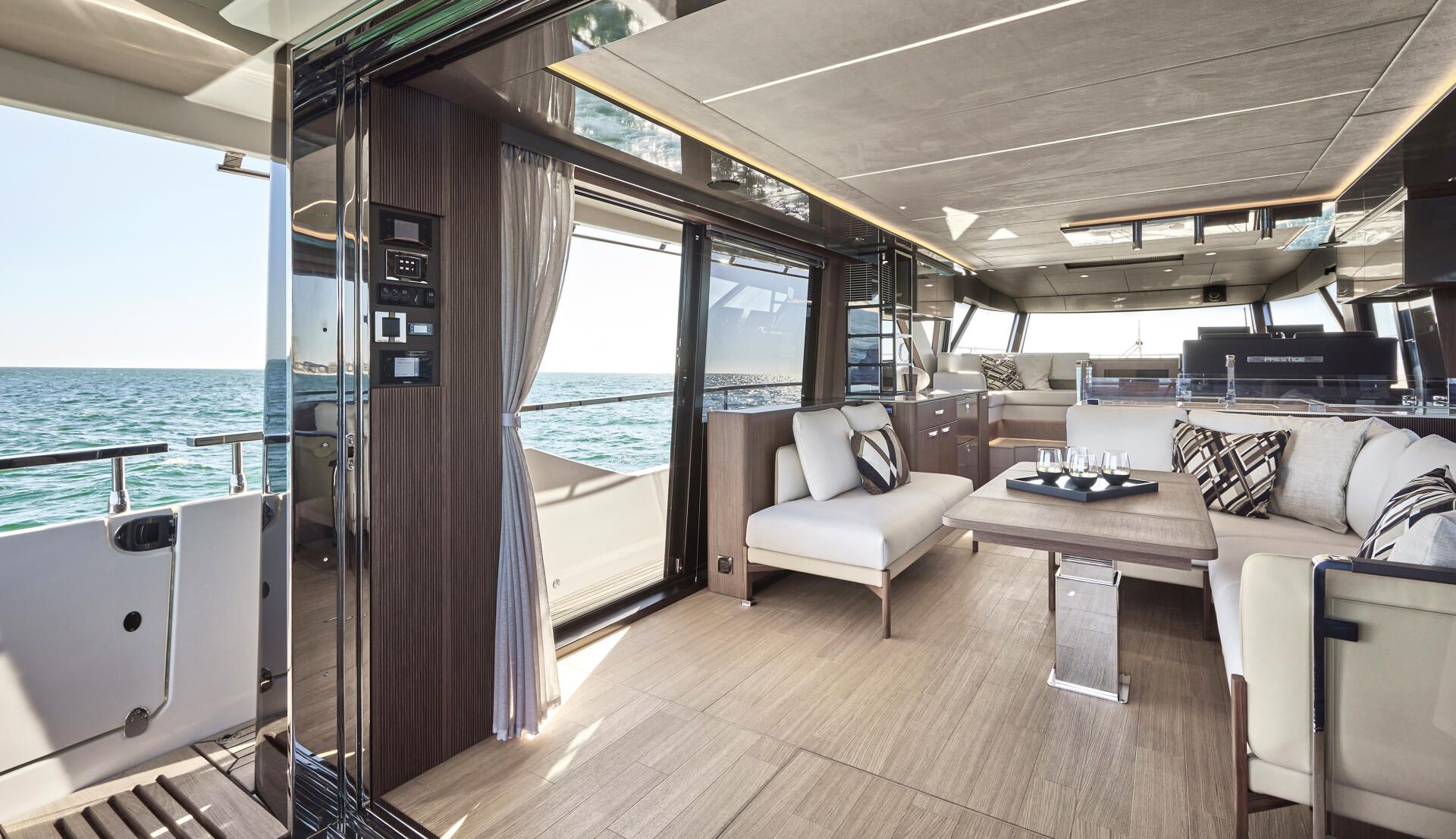 Prestige X60, salon met lounge zitbank