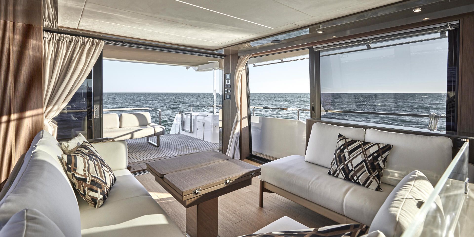 Prestige X60, salon met zithoek en zeezicht
