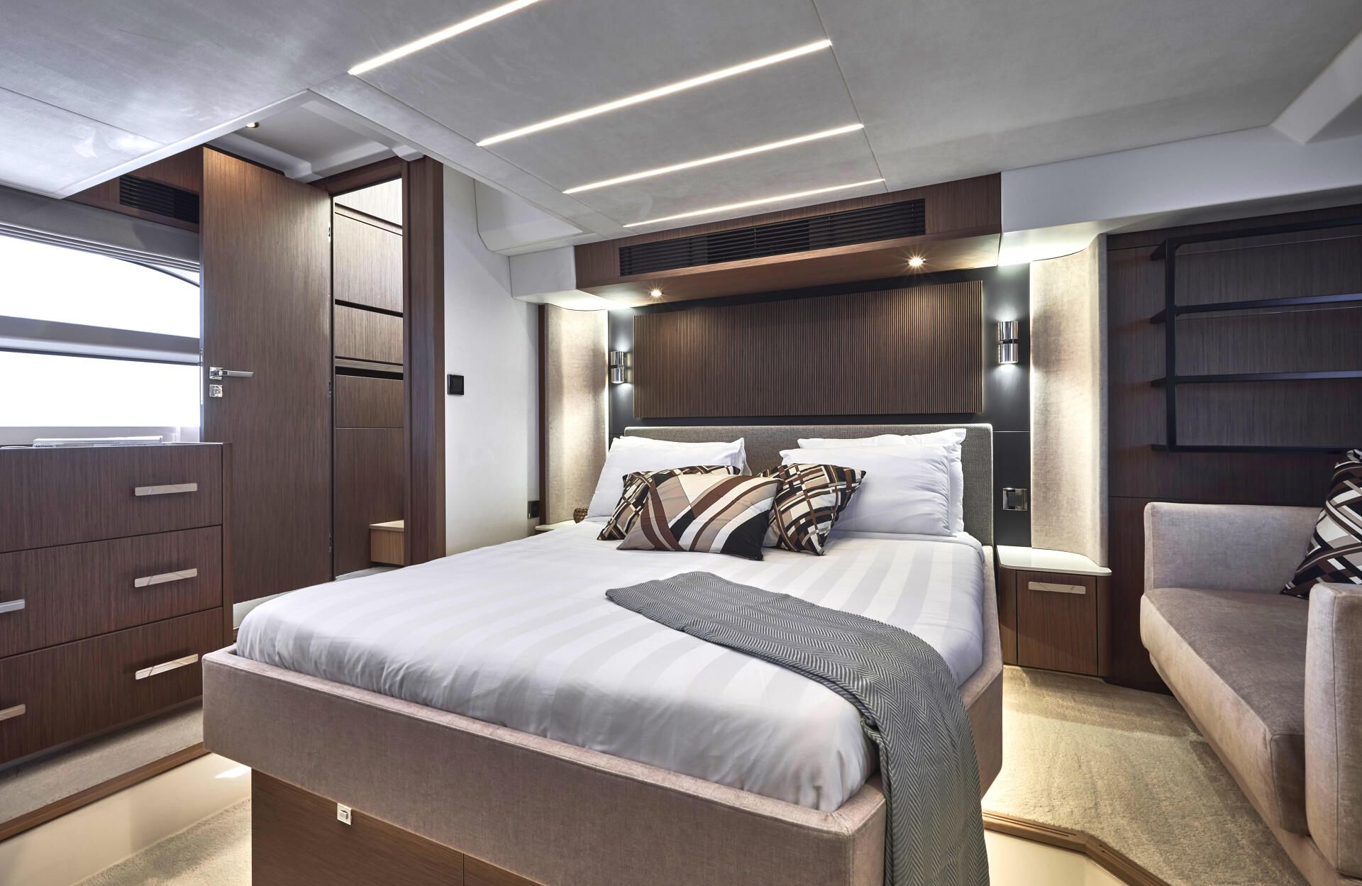 Prestige X60, slaapkamer met bed en kussens