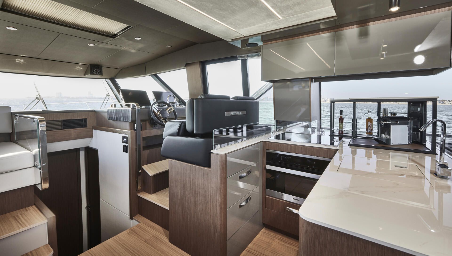 Prestige X60, stuurstand en keuken aan boord