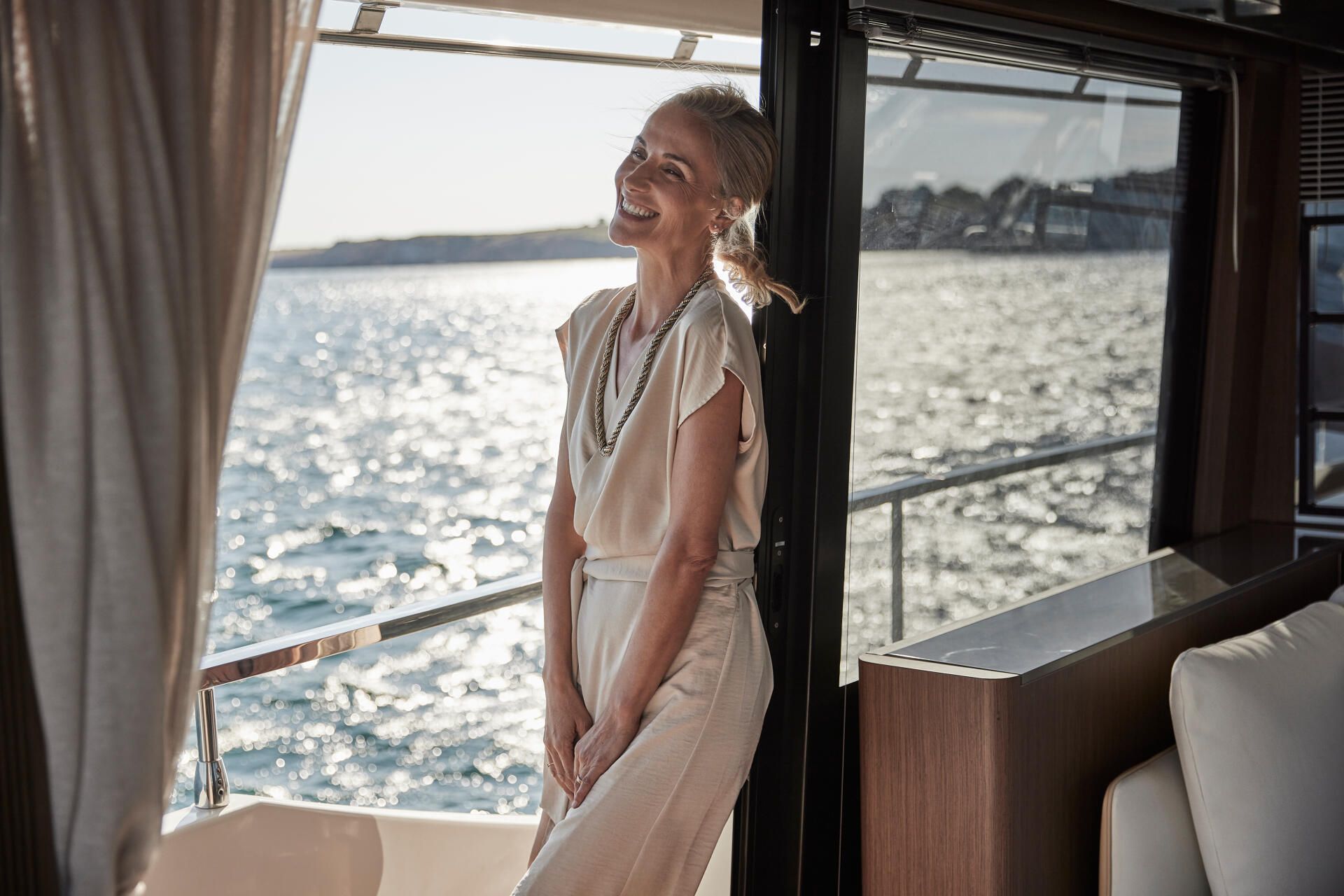 Prestige X60, vrouw staat bij deuropening