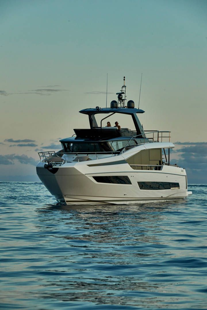 Prestige X70, boot varend op zee bij zonsondergang